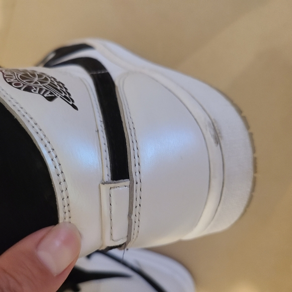 Air Jordans 1 Mid - Picture 12 of 12